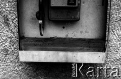 1982-1983, Warszawa, Polska.
Stan wojenny, napisy i hasła popierające podziemną Solidarność. N/z napisy na budce telefonicznej 