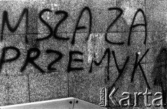 1983-1984, Warszawa, Polska.
Stan wojenny, napisy i hasła popierające podziemną Solidarność. N/z napis 