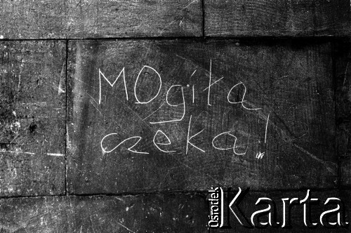 1982-1983, Warszawa, Polska.
Stan wojenny, napisy i hasła popierające podziemną Solidarność. N/z napis 