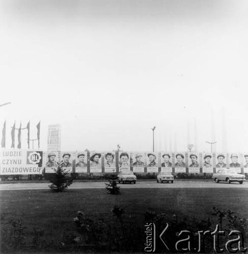 Marzec 1968, Kraków, Nowa Huta.
Wydarzenia marcowe - portrety przodowników pracy przed wejściem do Huty im. Lenina w Nowej Hucie. Napis: 