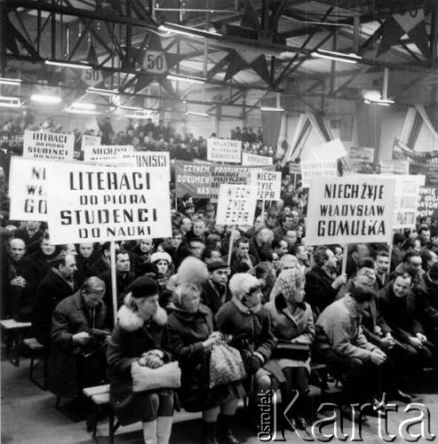 Marzec 1968, Krakůw, Nowa Huta.
Wydarzenia marcowe - zebranie za≥ogi Huty im.Lenina w Hali GaraŅy HiL, potÍpiajĻce zajúcia marcowe. Widoczne tablice z napisami: 