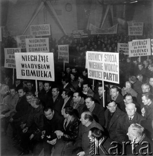 Marzec 1968, Krakůw, Nowa Huta.
Wydarzenia marcowe - zebranie za≥ogi Huty im.Lenina w Hali GaraŅy HiL, potÍpiajĻce zajúcia marcowe. Widoczne tablice z napisami: 