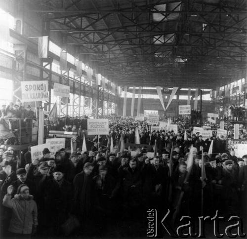 Marzec 1968, Kraków, Nowa Huta.
Wydarzenia marcowe - zebranie załogi Huty im.Lenina na Wydziale Mechanicznym, potępiające zajścia marcowe. Widoczne tablice z napisami: 