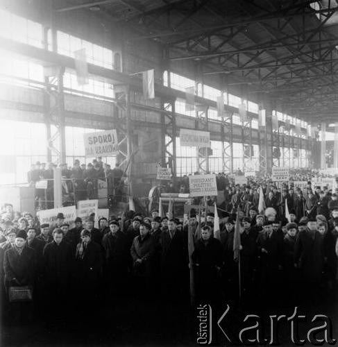 Marzec 1968, Kraków, Nowa Huta.
Wydarzenia marcowe - zebranie załogi Huty im.Lenina na Wydziale Mechanicznym, potępiające zajścia marcowe. Widoczne tablice z napisami: 