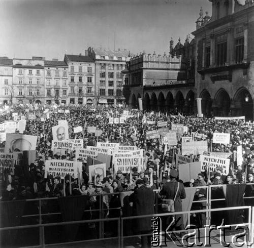 Marzec 1968, Kraków.
Wydarzenia marcowe - wiec mieszkańców Krakowa na Rynku Głównym, potępiający zajścia marcowe. Widoczne tablice z napisami: 