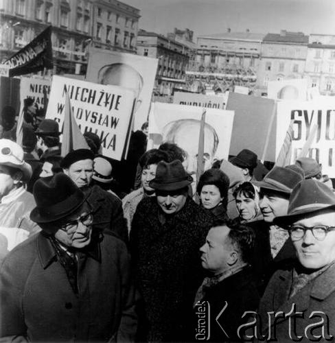 Marzec 1968, Krakůw.
Wydarzenia marcowe - wiec mieszkaŮcůw Krakowa na Rynku G≥ůwnym, potÍpiajĻcy zajúcia marcowe. Widoczne tablice z napisami: 
