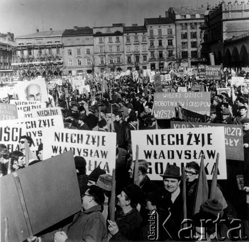 Marzec 1968, Krakůw.
Wydarzenia marcowe - wiec mieszkaŮcůw Krakowa na Rynku G≥ůwnym, potÍpiajĻcy zajúcia marcowe. Widoczne tablice z napisami: 