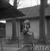 1967, Kraków, Polska.
Strzelnica sportowa. Kobieta trzyma w dłoni pistolet.
Fot. Stanisław Gawliński, zbiory Ośrodka KARTA