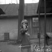 1967, Kraków, Polska.
Strzelnica sportowa. Kobieta trzyma w dłoni pistolet.
Fot. Stanisław Gawliński, zbiory Ośrodka KARTA