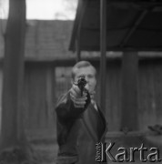 1967, Kraków, Polska.
Strzelnica sportowa. Mężczyzna z pistoletem.
Fot. Stanisław Gawliński, zbiory Ośrodka KARTA