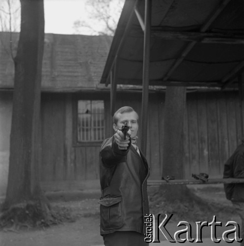 1967, Kraków, Polska.
Strzelnica sportowa. Mężczyzna z pistoletem.
Fot. Stanisław Gawliński, zbiory Ośrodka KARTA