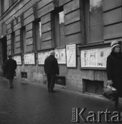 1972, Leningrad, Rosyjska Federacyjna Socjalistyczna Republika Radziecka, ZSRR.
Przechodzień zagłębia się w lekturze codziennych gazet wywieszonych w publicznej gablocie. Pośród tytułów między innymi dziennik 