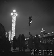 1972, Leningrad, Rosyjska Federacyjna Socjalistyczna Republika Radziecka, ZSRR.
Newski Prospekt nocą. Na drugim planie, po prawej stronie Gostinyj Dwor (