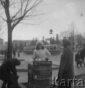 1974, Lwów, Ukraińska Socjalistyczna Republika Radziecka, ZSRR.
Handel uliczny.
Fot. Stanisław Gawliński, zbiory Ośrodka KARTA