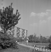 1972, Kraków, Polska.
Skwer na nowohuckim osiedlu. 
Fot. Stanisław Gawliński, zbiory Ośrodka KARTA