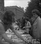 1974, Kraków, Polska.
Kiermasz książki na Placu Centralnym.
Fot. Stanisław Gawliński, zbiory Ośrodka KARTA