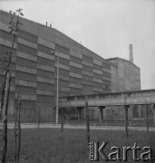 1972, Kraków, Polska.
Hale na terenie Kombinatu Metalurgicznego Huty im. Lenina.  Na budynku łącznika propagandowy napis 