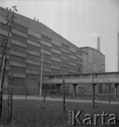 1972, Kraków, Polska.
Hale na terenie Kombinatu Metalurgicznego Huty im. Lenina.  Na budynku łącznika propagandowy napis 