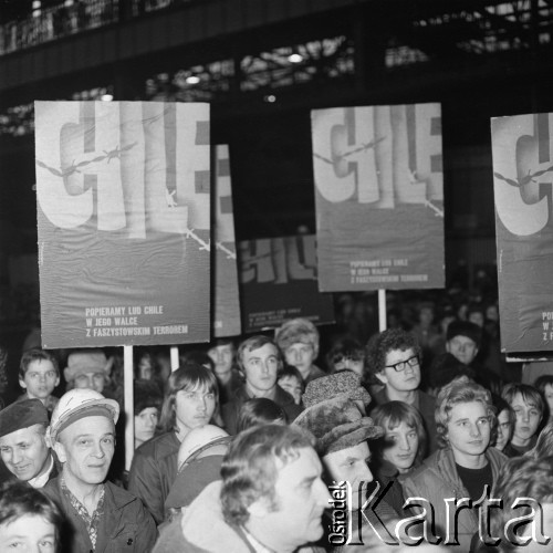 Po 1973, Kraków, Polska.
Delegacja Komunistycznej Partii Chile w Nowej Hucie. Odbywający się w hali kombinatu wiecu poparcia dla więźniów politycznych reżimu Augusto Pinocheta.
Fot. Stanisław Gawliński, zbiory Ośrodka KARTA