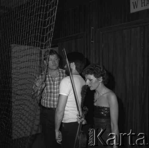 1980, Kraków, Polska.
Skrzypaczka przygotowuje się do koncertu w hali Klubu Sportowego 