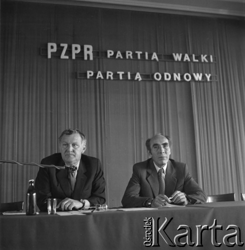 1981, Kraków, Polska.
Wicepremier Mieczysław Rakowski (z lewej) podczas wystąpienia w Nowej Hucie.
Fot. Stanisław Gawliński, zbiory Ośrodka KARTA