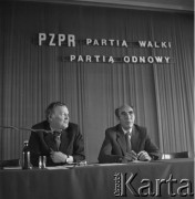 1981, Kraków, Polska.
Wicepremier Mieczysław Rakowski (z lewej) podczas wystąpienia w Nowej Hucie.
Fot. Stanisław Gawliński, zbiory Ośrodka KARTA