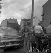 1982, Kraków, Polska.
Dziewczynka przed zaparkowanym samochodem.
Fot. Stanisław Gawliński, zbiory Ośrodka KARTA