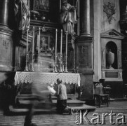 Sierpień 1982, Lwów, Ukraińska Socjalistyczna Republika Radziecka, ZSRR.
Kobieta modli się w kościele przed ołtarzem. 
Fot. Stanisław Gawliński, zbiory Ośrodka KARTA
