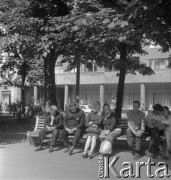 Sierpień 1982, Lwów, Ukraińska Socjalistyczna Republika Radziecka, ZSRR.
Lwowianie odpoczywają na ławce przy Prospekcie Swobody.
Fot. Stanisław Gawliński, zbiory Ośrodka KARTA