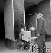 Sierpień 1982, Lwów, Ukraińska Socjalistyczna Republika Radziecka, ZSRR.
Kobieta sprzedaje prasę na ulicznym stoisku.
Fot. Stanisław Gawliński, zbiory Ośrodka KARTA
