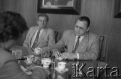 1987, Kraków, Polska.
Edward Pietrzak (1 z prawej), w latach 1982-1988 dyrektor Fabryki Samochodów Osobowych (FSO).
Fot. Stanisław Gawliński, zbiory Ośrodka KARTA