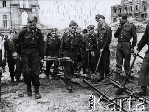 4.05.1948, Warszawa, Polska.
Odbudowa Warszawy - junacy z organizacji 