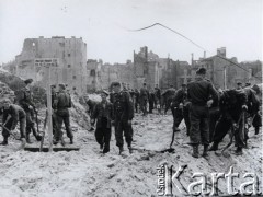 4.05.1948, Warszawa, Polska.
Odbudowa Warszawy - junacy z organizacji 
