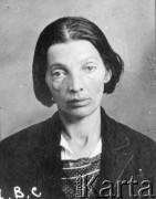 1937, ZSRR.
 Wiera Sawicz, rozstrzelana 20 września 1937 w czasie Wielkiej Czystki, portret więzienny.
 Fot. zbiory Ośrodka KARTA.
   
