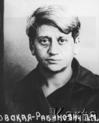 1937, ZSRR.
 Luba Rogowska-Rabinowicz, rozstrzelana 26 października 1937 w czasie Wielkiej Czystki, portret więzienny.
 Fot. zbiory Ośrodka KARTA.
   
