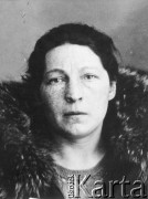 1935-1937, ZSRR.
 Rega (Regina) Budzyńska, działaczka KPP, aresztowana w styczniu 1935, rozstrzelana 17 listopada 1937, portret więzienny.
 Fot. zbiory Ośrodka KARTA, udostępniła Celina Budzyńska.
   

