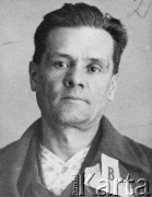 1933-1934, ZSRR.
Witold Wandurski, poeta, dramaturg, publicysta, członek Komunistycznej Partii Polski, od 1929 roku w ZSRR; dyrektor teatru polskiego w Kijowie. Aresztowany w Moskwie 11 września 1933 roku, rozstrzelany 1 czerwca 1934, portret więzienny.
Fot. zbiory Ośrodka KARTA.
 
