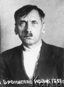 1936-1938, ZSRR.
Bronisław Myszkowski, rozstrzelany w czasie Wielkiej Czystki, portret więzienny.
Fot. zbiory Ośrodka KARTA.
 
