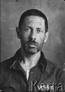 1930-1938, ZSRR.
G. I. Poczter, rozstrzelany podczas Wielkiej Czystki; portret więzienny.
Fot. NN, zbiory Ośrodka KARTA
 
