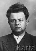 1941, ZSRR.
Władymir Prosin, dziennikarz, aresztowany 1 maja1941, rozstrzelany 28 lipca tego roku; portret więzienny.
Fot. NN, zbiory Ośrodka KARTA
 
