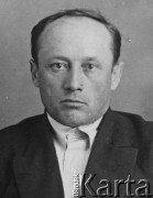 1936-1938, ZSRR.
J. Wawiórowski, rozstrzelany w czasie Wielkiej Czystki; portret więzienny.
Fot. NN, zbiory Ośrodka KARTA
 
