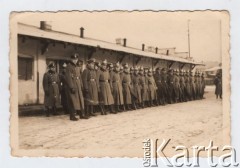 1942-1943, Zawiercie, Górny Śląsk, Polska.
Oficerowie Schutzpolizei oraz funkcjonariusze policji porządkowej (w charakterystycznych pruskich 