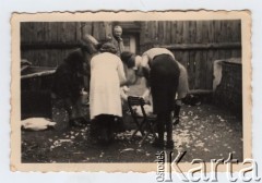 Listopad 1941 - sierpień 1943, Zawiercie, Górny Śląsk, Polska.
Żydowskie getto. Grupa kobiet skubiących pierze z gęsi. Pracy przygląda się policjant z Schupo.
Fot. NN, zbiory Ośrodka KARTA, przekazał Simcha Nornberg