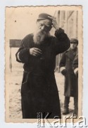 Listopad 1941 - sierpień 1943, Zawiercie, Górny Śląsk, Polska.
Żydowskie getto. Stary mężczyzna z opaską na ramieniu, w tle inny mężczyzna.
Fot. NN, zbiory Ośrodka KARTA, przekazał Simcha Nornberg