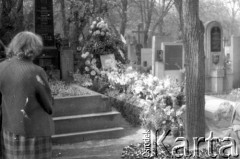 Maj 1969 Praga, Czechosłowacja.
Grób Jana Palacha na praskim cmentarzu, zdjęcie wykonano przed przeniesieniem zwłok w inne miejsce. Jan Palach dokonał samospalenia w proteście przeciwko interwencji wojsk Układu Warszawskiego w Czechosłowacji.
Fot. NN, zbiory Ośrodka KARTA, udostępniła Jadwiga Kujawska-Tenner
