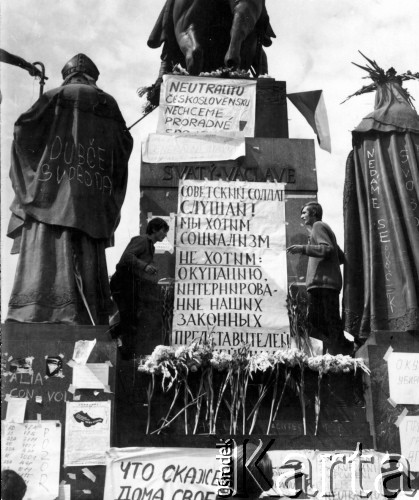 21.08.1968 Praga, Czechosłowacja.
Ulice miasta w dniach inwazji wojsk Układu Warszawskiego 21-28 sierpnia 1968, pomnik św. Wacława oklejony plakatami i pokryty napisami.
Fot. NN, zbiory Ośrodka KARTA, udostępniła Jadwiga Kujawska-Tenner
