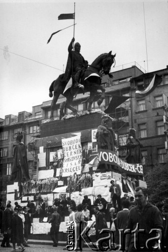 21.08.1968 Praga, Czechosłowacja.
Ulice miasta w dniach inwazji wojsk Układu Warszawskiego 21-28 sierpnia 1968, wiec pod pomnikiem św. Wacława.
Fot. NN, zbiory Ośrodka KARTA, udostępniła Jadwiga Kujawska-Tenner
