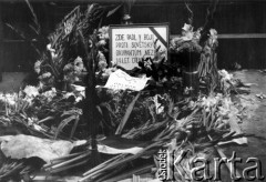 21.08.1968 Praga, Czechosłowacja.
Ulice miasta w dniach inwazji wojsk Układu Warszawskiego 21-28 sierpnia 1968, miejsca śmierci manifestanta, napis na tabliczce: 
