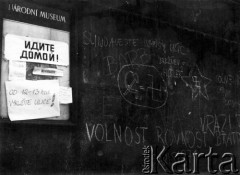 21.08.1968 Praga, Czechosłowacja.
Ulice miasta w dniach inwazji wojsk Układu Warszawskiego 21-28 sierpnia 1968, napisy na ścianie Muzeum Narodowego, z lewej cyrylicą 