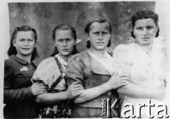 1944, Krasnouralsk, Swierdłowska obł., ZSRR.
Stoją od lewej: Zofia (nazwisko nieznane), Anna Gwazdacz, Lenia Sodoma, Helena Horyń.
Fot. NN, zbiory Ośrodka KARTA, udostępniła Zofia Górska